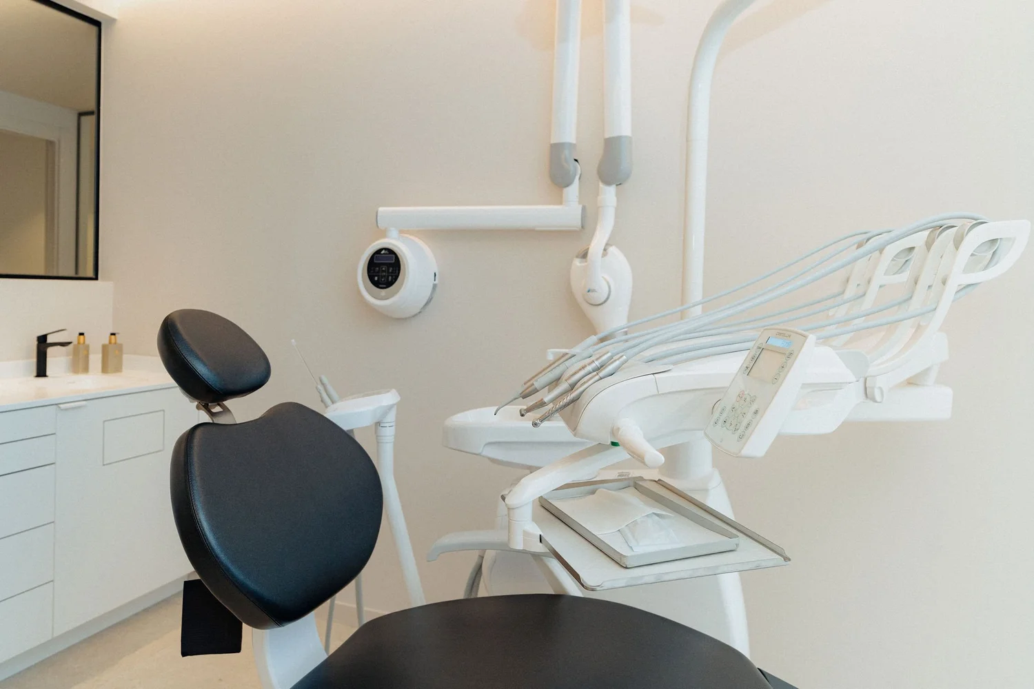 Smitasmile dentist in Barcelona demonstrating 3D digital teeth model to patient during advanced consultation, showing Advanced Smile Design technology and professional expertise