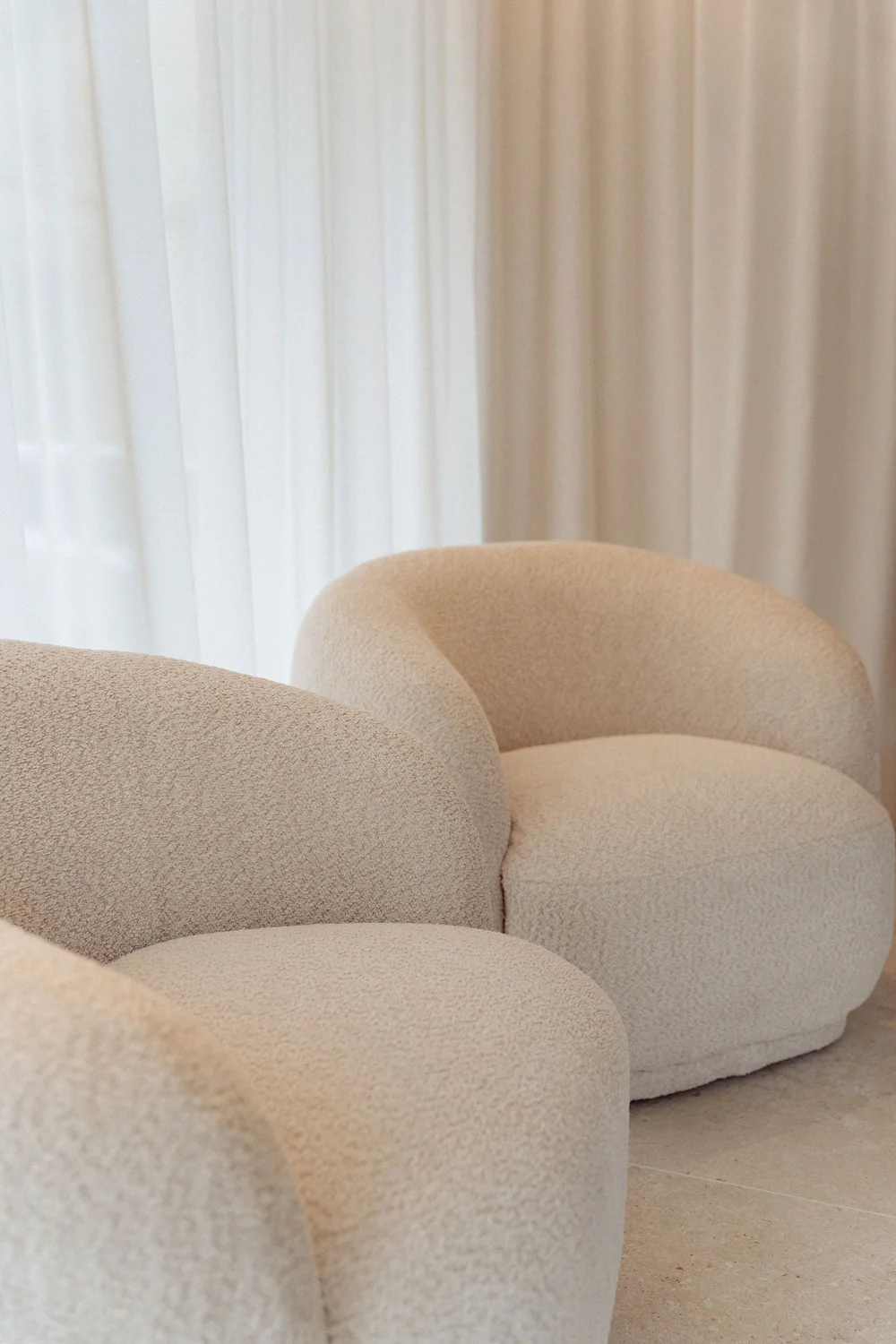 Smitasmile dental treatment room in Barcelona with state-of-the-art dental chair, professional stools, advanced dental equipment, clinical monitor, natural light from window