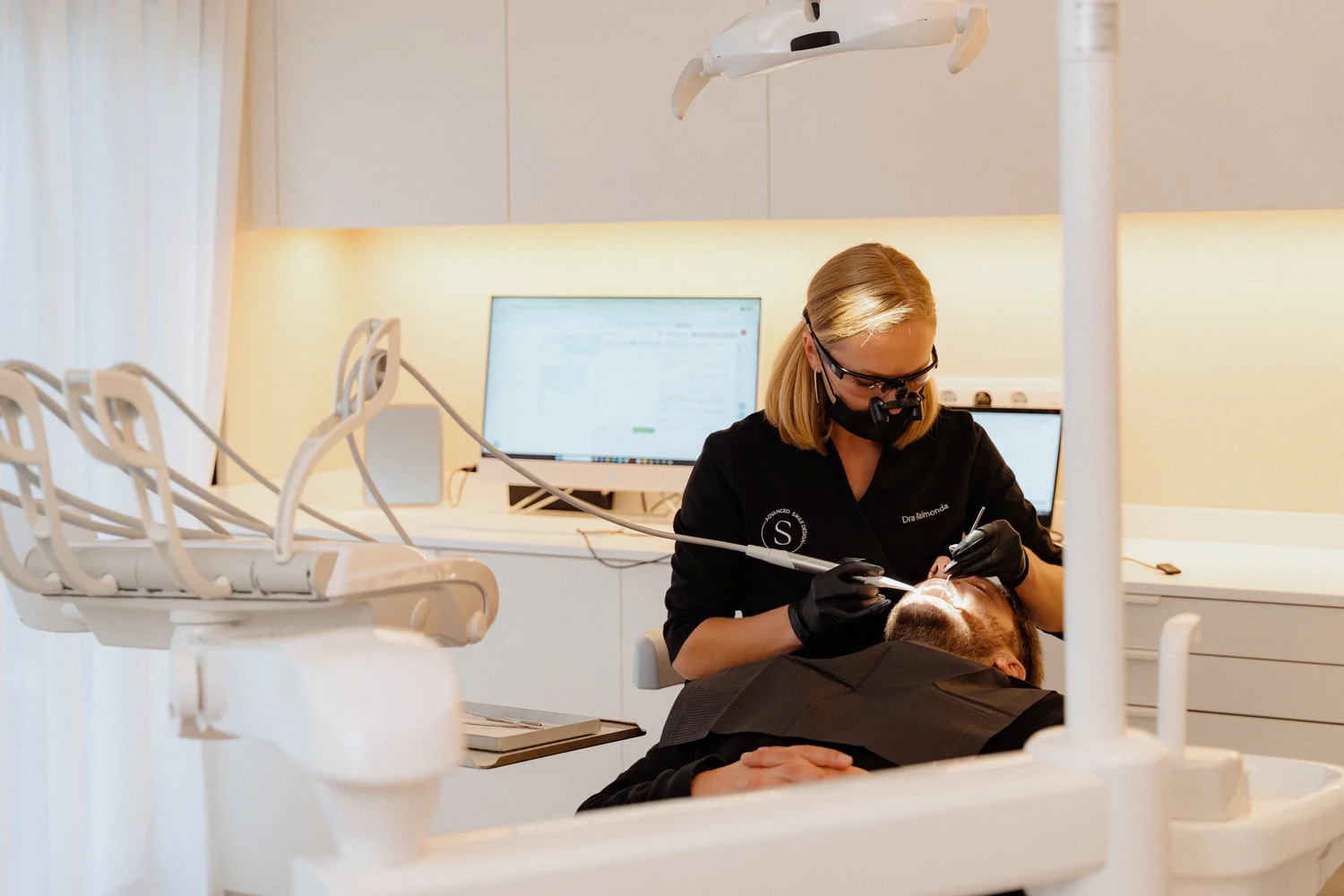 Smitasmile Barcelona dental professional operating state-of-the-art digital X-ray machine for patient imaging, showing advanced diagnostic technology at clinic