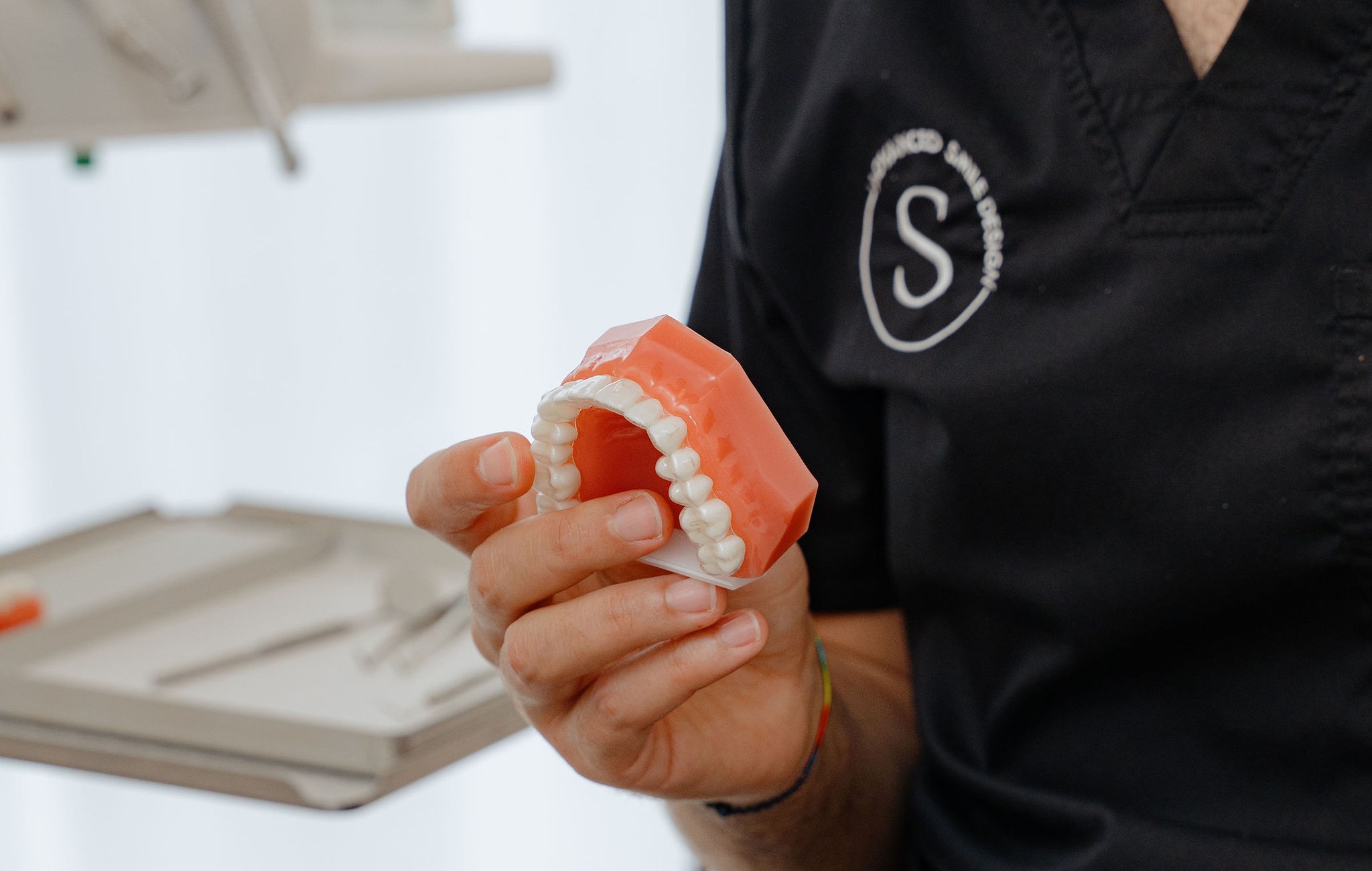 Ortodoncia invisible como parte de diseño de sonrisa: transforma el resultado estético