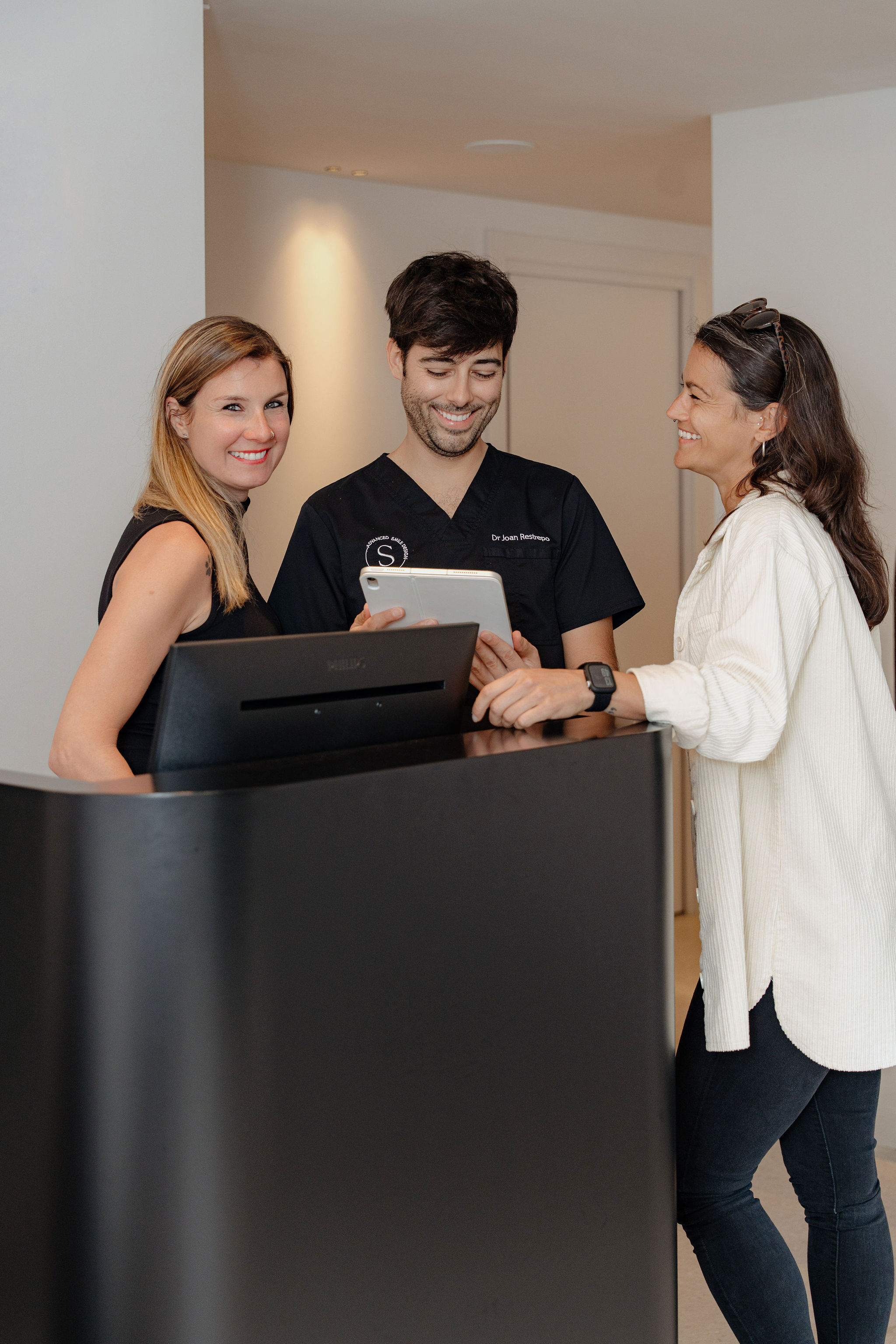 Equipo dental especializado en tratamientos mínimamente invasivos