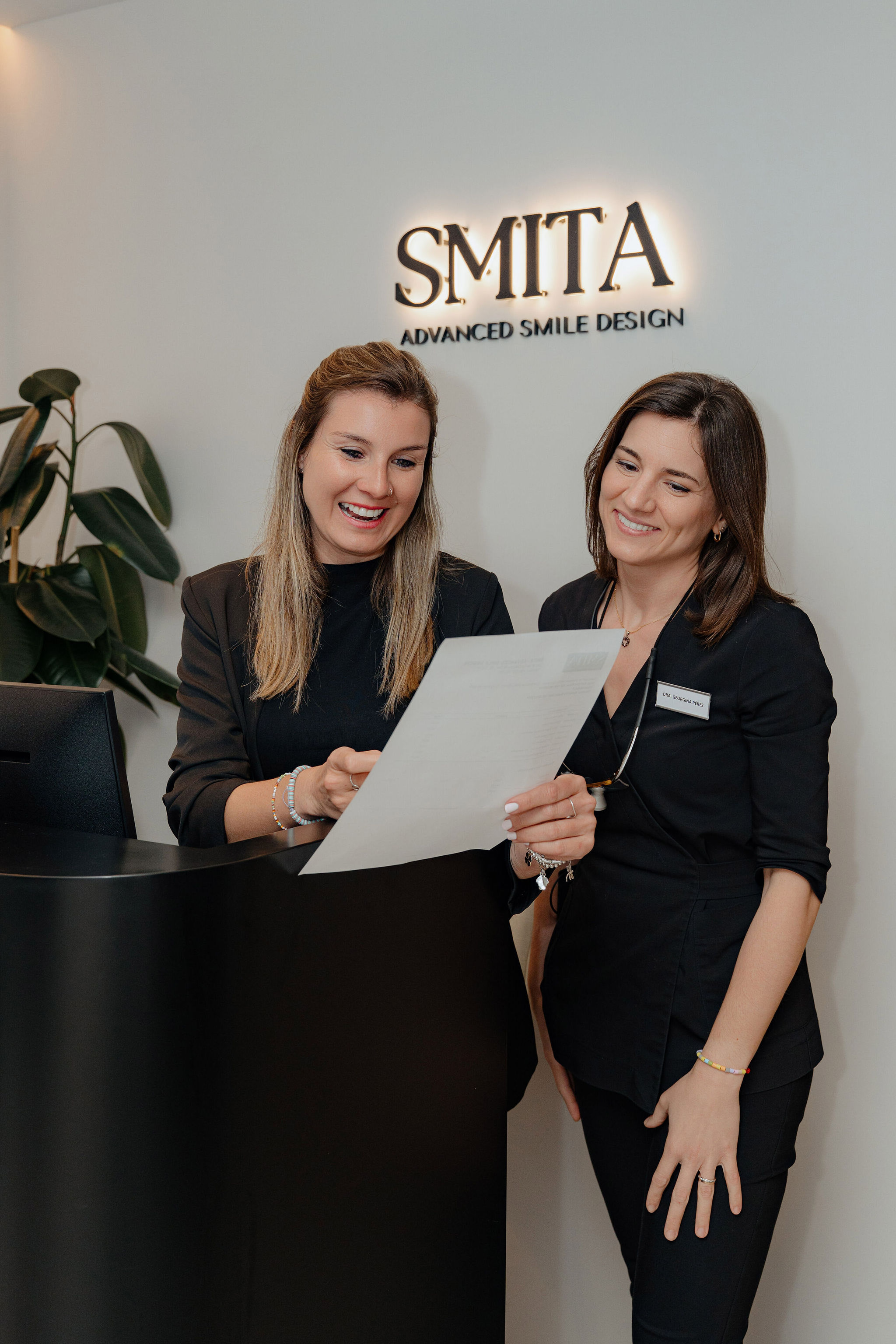 Equipo de periodoncia y estética gingival para una sonrisa saludable